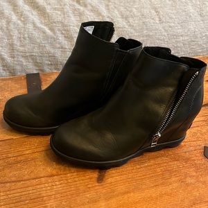 Like new Sorel Joan of Arctic Wedge boot. Waterproof and very comfortable!